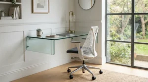 Small operator chair for office space optimisation